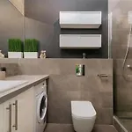 Easy Rent- Sky Free Parking, Hala Globus, 24h Check-in, Zana