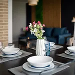 Easy Rent- Sky Free Parking, Hala Globus, 24h Check-in, Zana