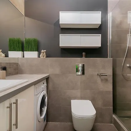 Easy Rent- Sky Free Parking, Hala Globus, 24h Check-in, Zana
