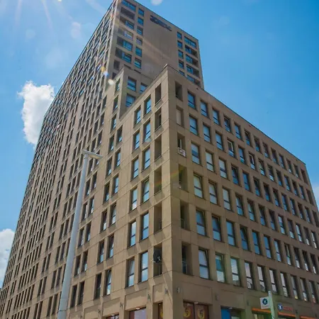 Easy Rent- Sky Free Parking, Hala Globus, 24h Check-in, Zana *