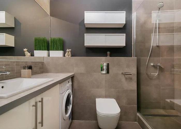 Easy Rent- Sky Free Parking, Hala Globus, 24h Check-in, Zana