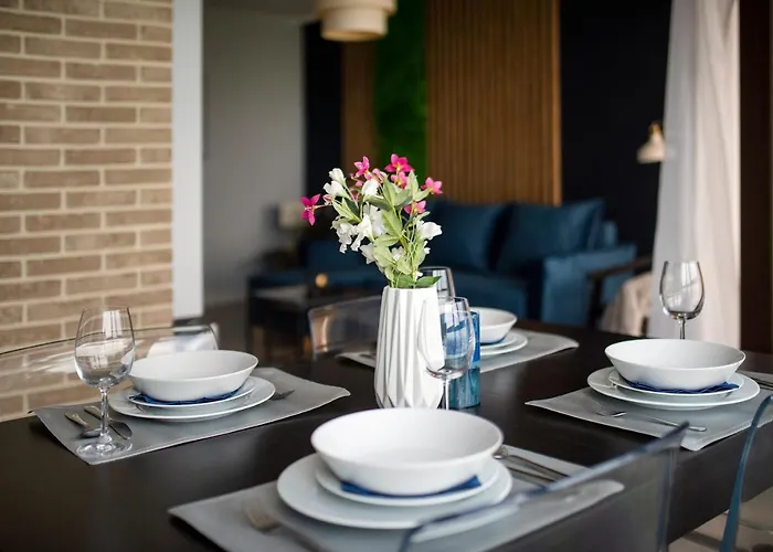 Easy Rent- Sky Free Parking, Hala Globus, 24h Check-in, Zana