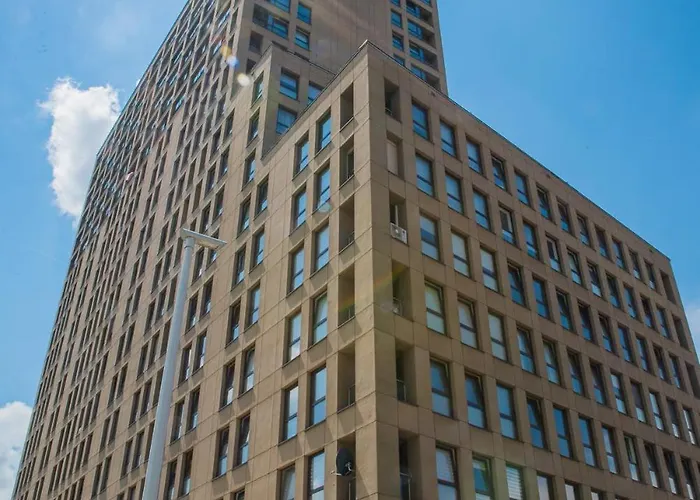 Easy Rent- Sky Free Parking, Hala Globus, 24h Check-in, Zana *